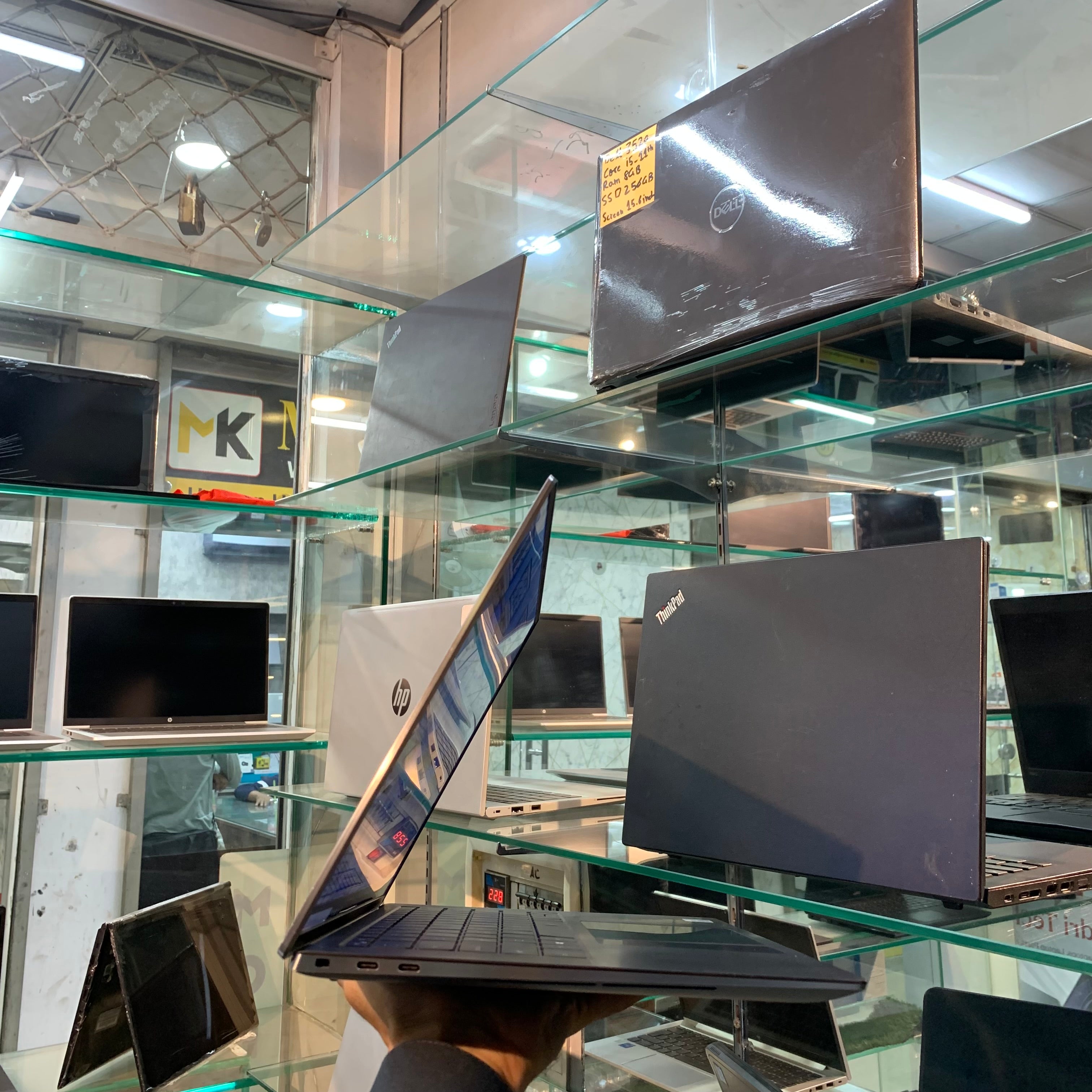 Dell Precision 5550 | Intel Core i7-10750H 10th Generation 2.6GHz Quad-Core | 16GB DDR4 | 512GB NVMe SSD |NVIDIA Quadro T2000 Max Q Design 4GB | 15.6" FHD IPS Anti-Glare | Thunderbolt 4 | Backlit Keyboard