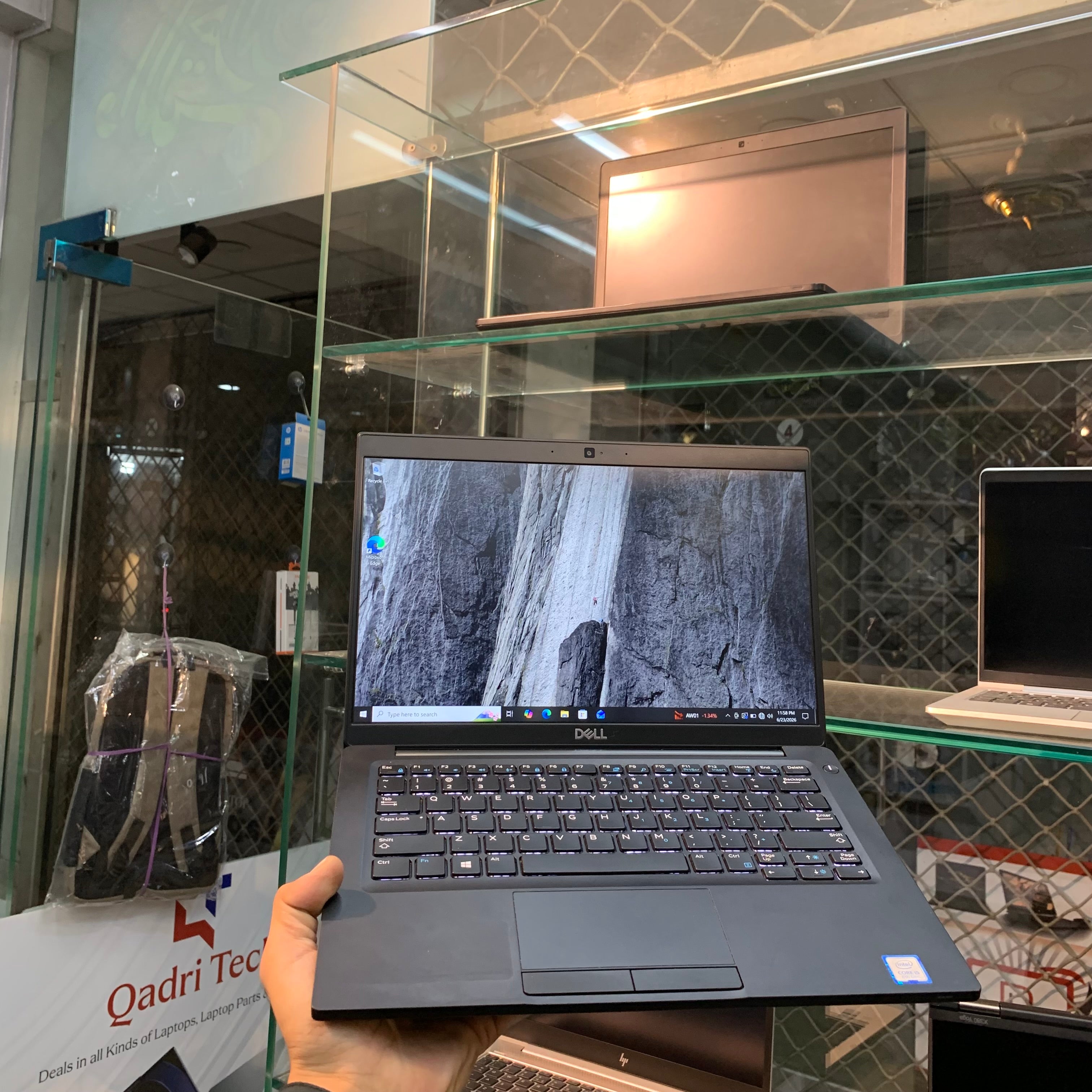 Dell Latitude 7490 | Intel Core i5-8365U 8th Generation 1.7GHz Quad-Core | 08GB DDR4 | 256GB NVMe SSD | 14" FHD IPS Anti-Glare | Thunderbolt 4 | Backlit Keyboard