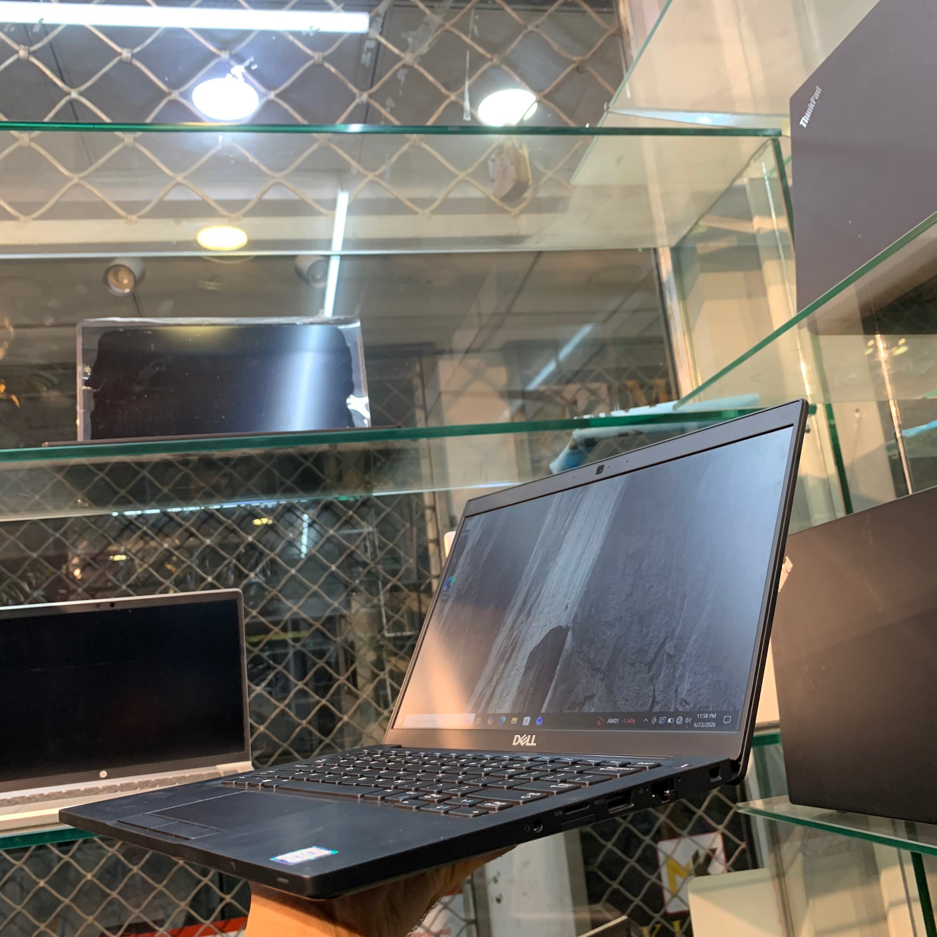 Dell Latitude 7490 | Intel Core i5-8365U 8th Generation 1.7GHz Quad-Core | 08GB DDR4 | 256GB NVMe SSD | 14" FHD IPS Anti-Glare | Thunderbolt 4 | Backlit Keyboard