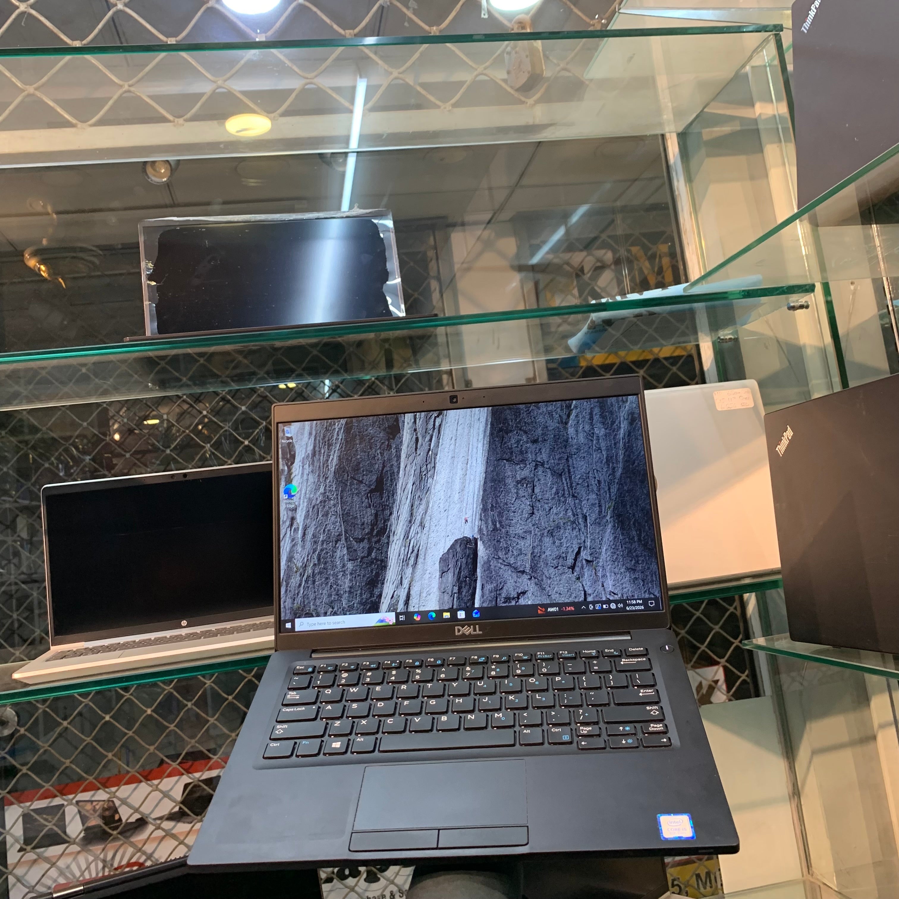 Dell Latitude 7490 | Intel Core i5-8365U 8th Generation 1.7GHz Quad-Core | 08GB DDR4 | 256GB NVMe SSD | 14" FHD IPS Anti-Glare | Thunderbolt 4 | Backlit Keyboard