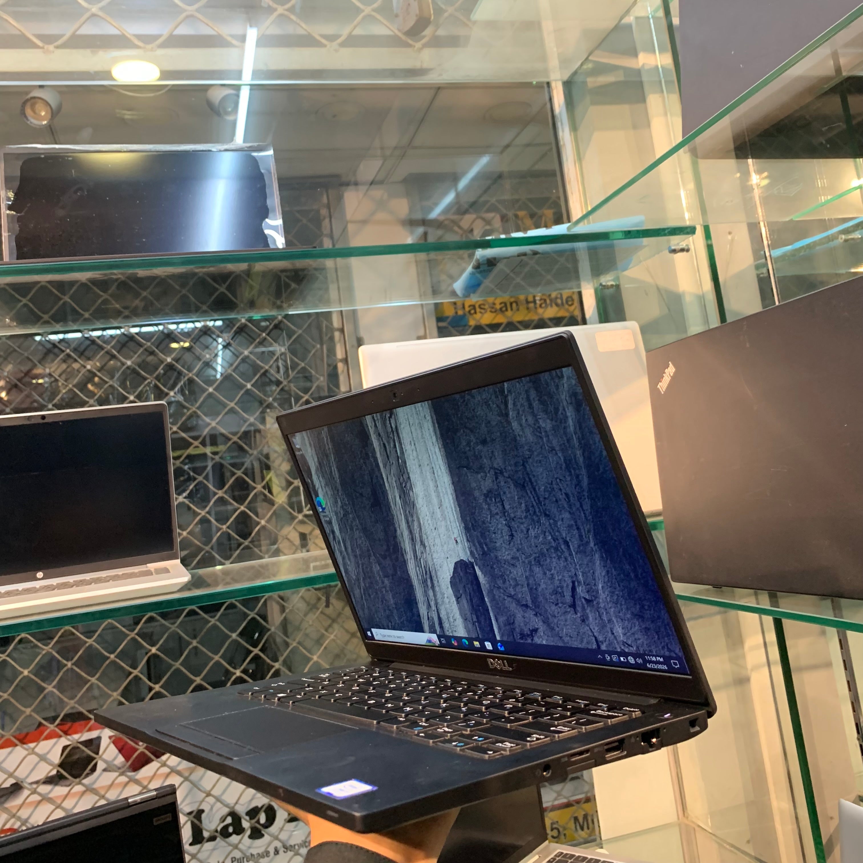 Dell Latitude 7490 | Intel Core i5-8365U 8th Generation 1.7GHz Quad-Core | 08GB DDR4 | 256GB NVMe SSD | 14" FHD IPS Anti-Glare | Thunderbolt 4 | Backlit Keyboard