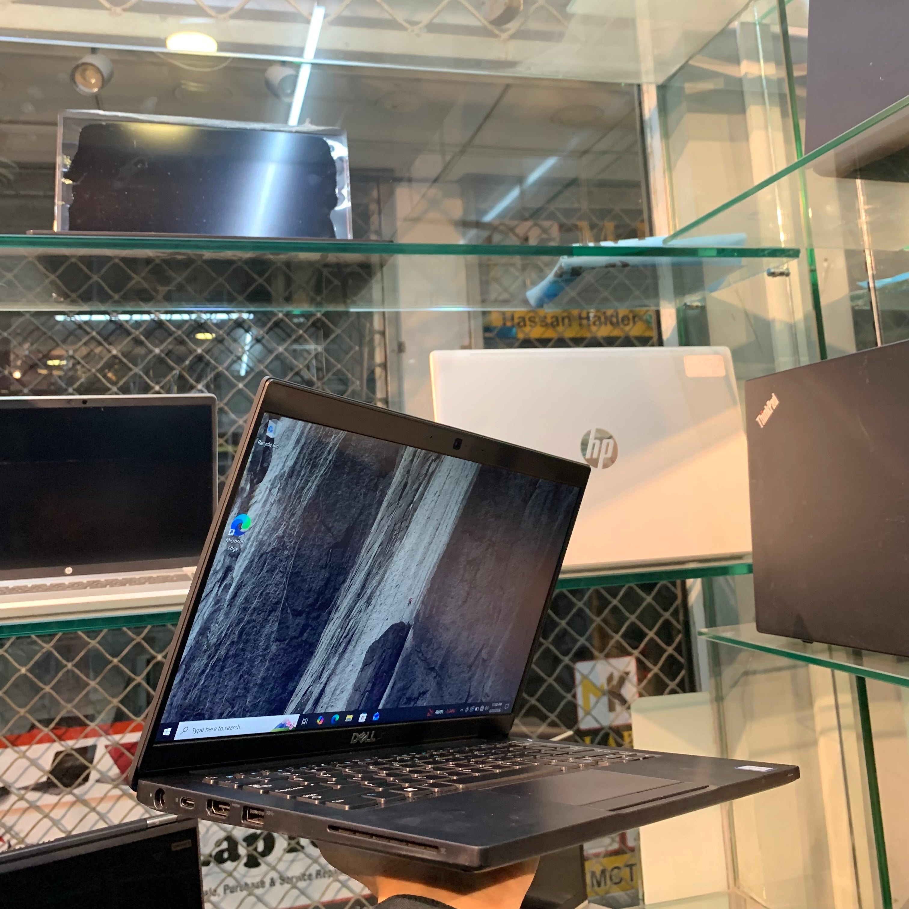 Dell Latitude 7490 | Intel Core i5-8365U 8th Generation 1.7GHz Quad-Core | 08GB DDR4 | 256GB NVMe SSD | 14" FHD IPS Anti-Glare | Thunderbolt 4 | Backlit Keyboard