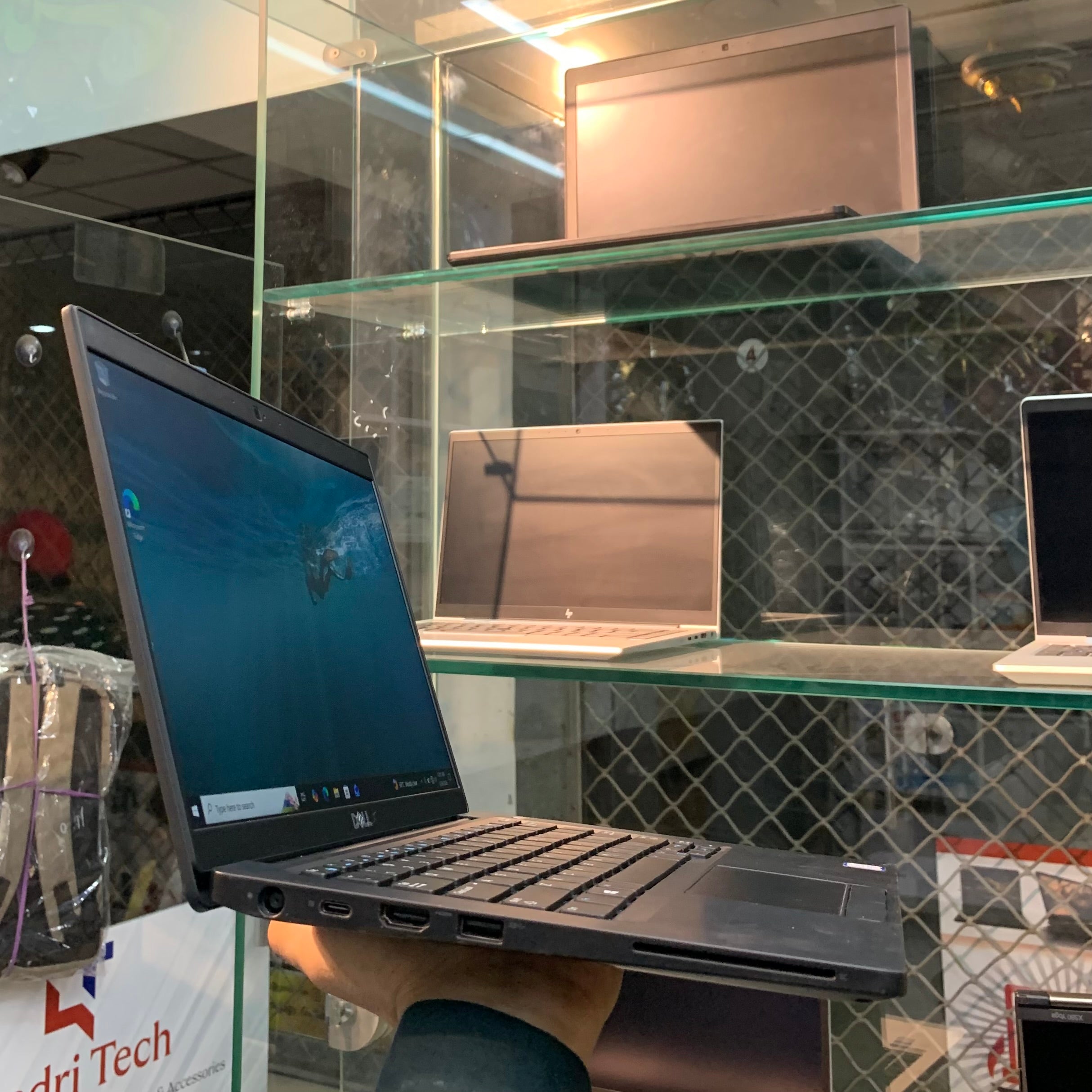 Dell Latitude 7490 | Intel Core i7-8650U 8th Generation 1.9GHz Quad-Core | 08GB DDR4 | 256GB NVMe SSD | 14" FHD IPS Anti-Glare | Thunderbolt 4 | Backlit Keyboard