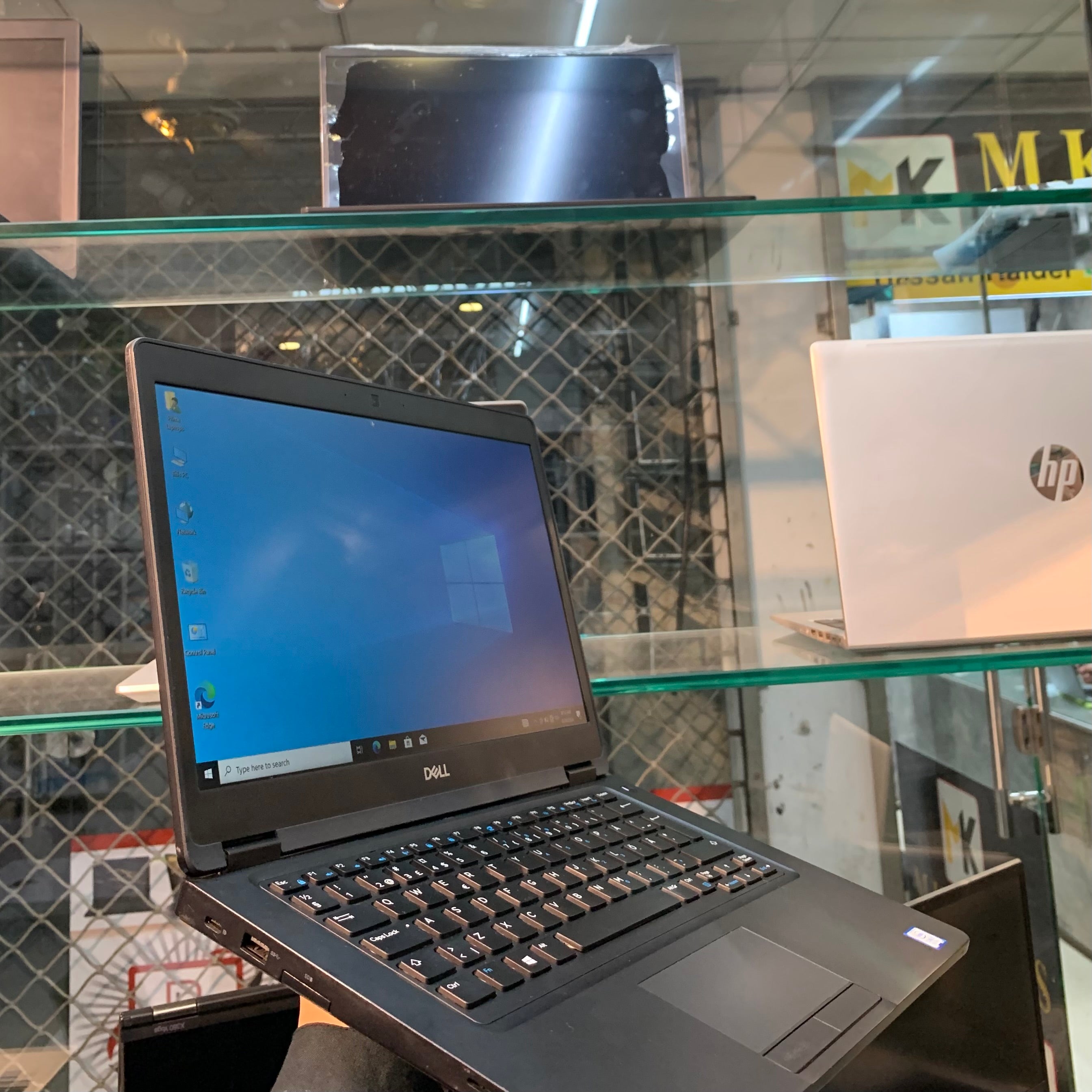 Dell Latitude 5490 | Intel Core i7-8650U 8th Generation 1.9GHz Quad-Core | 08GB DDR4 | 256GB NVMe SSD | 14" FHD IPS Anti-Glare | Thunderbolt 4 | Backlit Keyboard